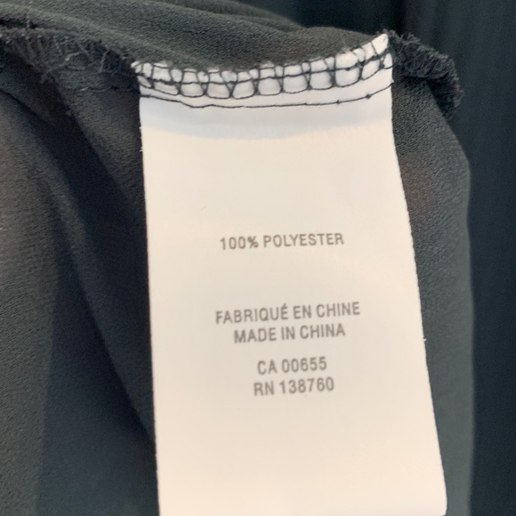 ONLY WORN ONCE! Beautiful pleated flowy blouse - Picture 12 of 13